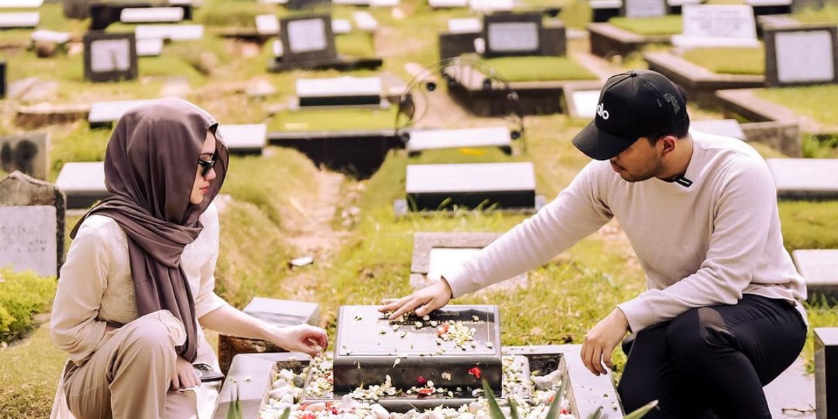 Portrait of Thariq Halilintar and Aaliyah Massaid Visiting Adjie Massaid's Grave, Asking for Permission to Get Married