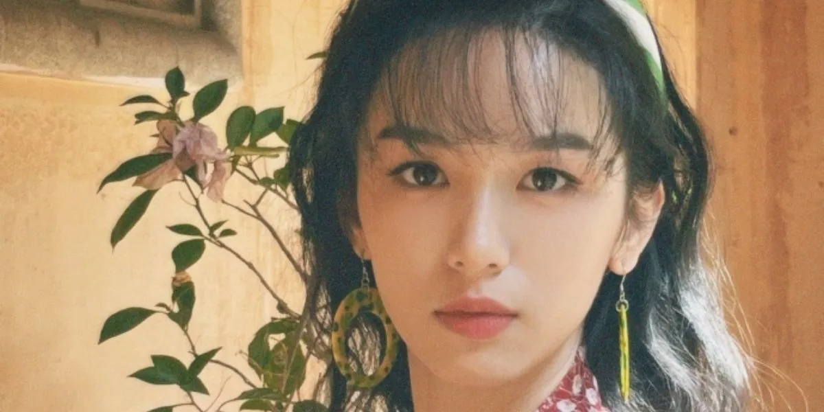 Portrait of Zhou Ye Appearing Charming with Y2K Style, Feminine Elegance