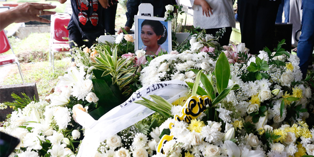 The Funeral Procession of Rima Melati Accompanied by Heavy Rain, Aditya Tumbuan: Even the Sky Mourns and Weeps