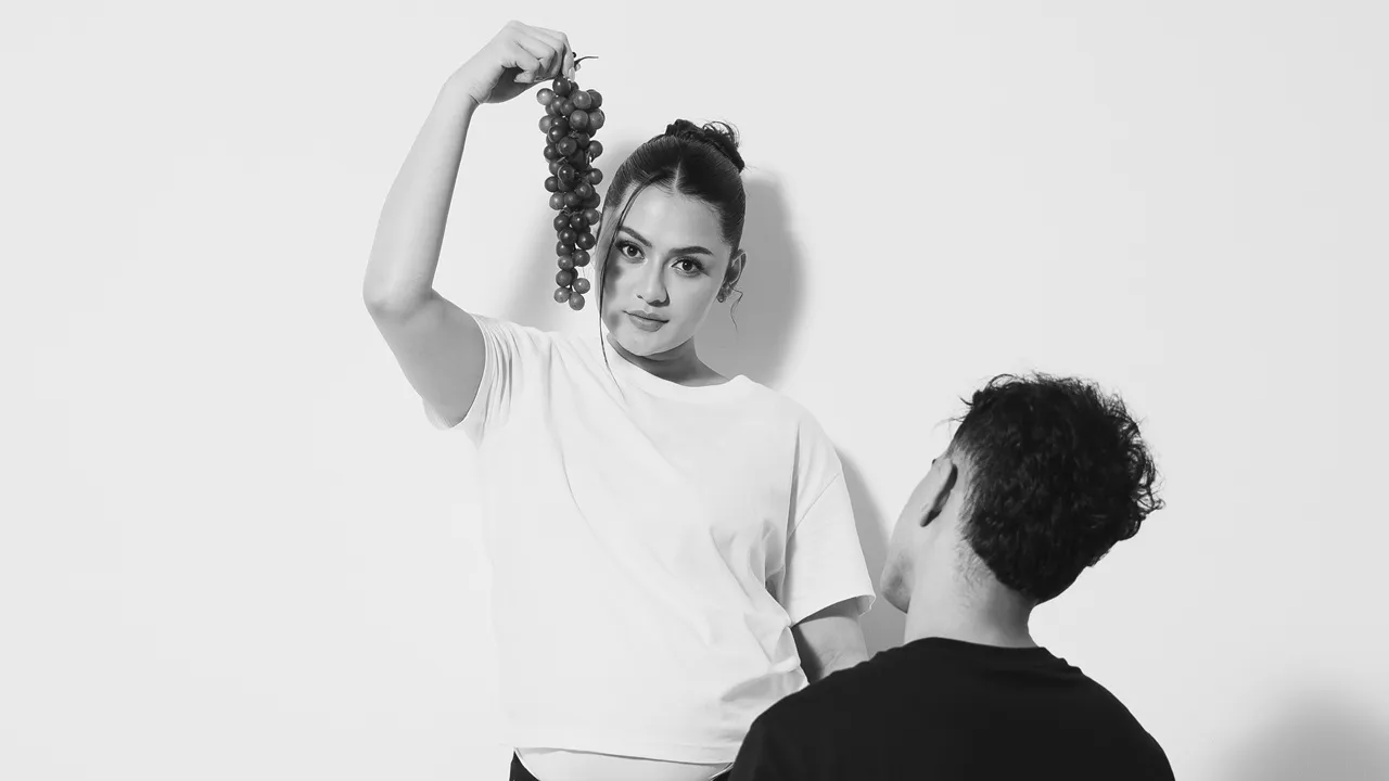 Rachquel Nesia Announces Pregnancy, Uploads Monochrome Maternity Shoot with Husband