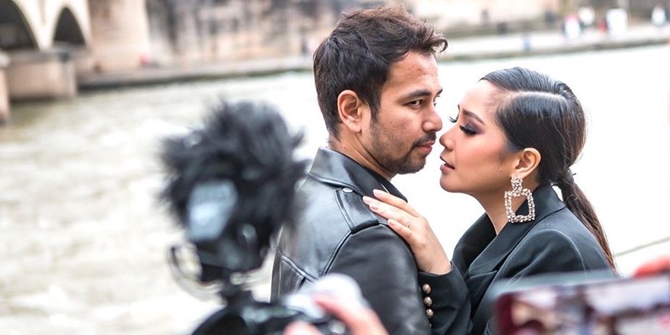 Raffi Ahmad Creates Family Photos in Paris, When Kissing Scene His Pose is Very Stiff!