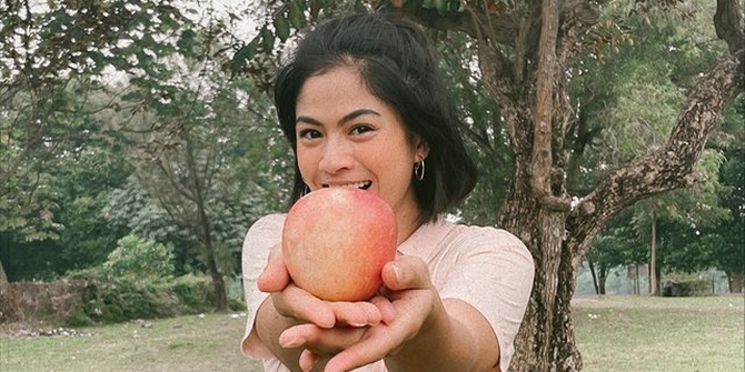 Short Hair Pose with Apple, Hana Saraswati Star of 'BUKU HARIAN SEORANG ISTRI' Shines with Princess Snow White Charm!