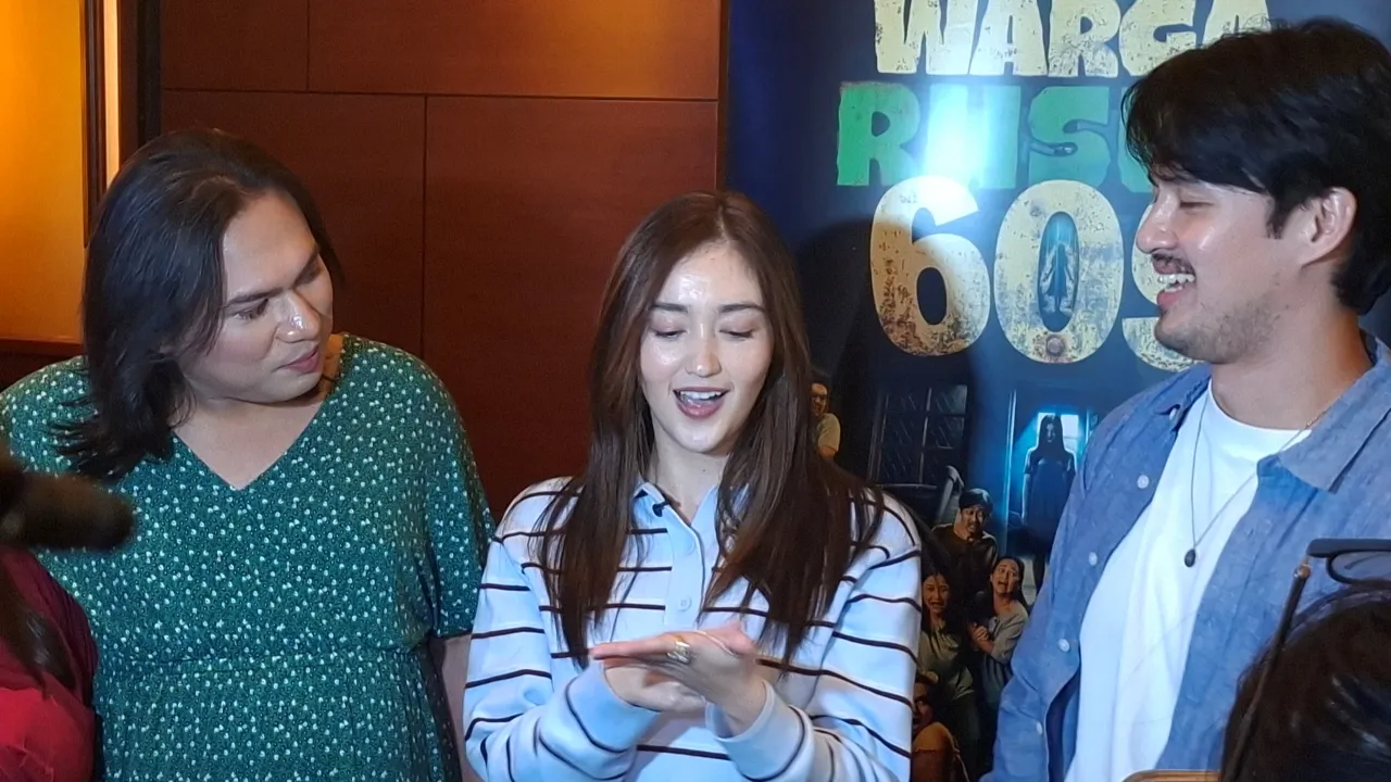 Ranty Maria Pinches Herself to Hold Back Laughter While Playing a Ghost in 'WARGA RUSUN 609'
