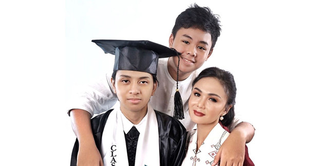 Yuni Shara's Gratitude for Her Son's Graduation Despite Having to Do it Online