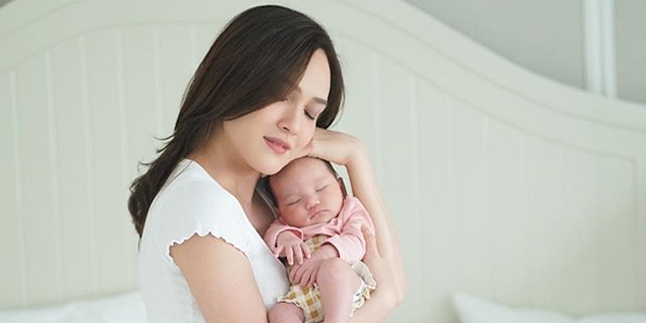 Pinching Baby Claire's Cheeks and Head Because She's Cute, Shandy Aulia Gets Criticized by Netizens Again