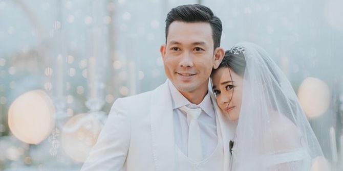 Officially Married, Denny Sumargo Shares a Photo with His Wife and Writes the Caption 'Wedding Night Video Coming Soon'