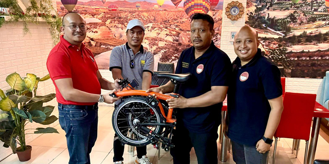 Ressa Herlambang and IPMI Auction Brompton Bicycles and Donate the Proceeds to the Community Affected by Covid-19