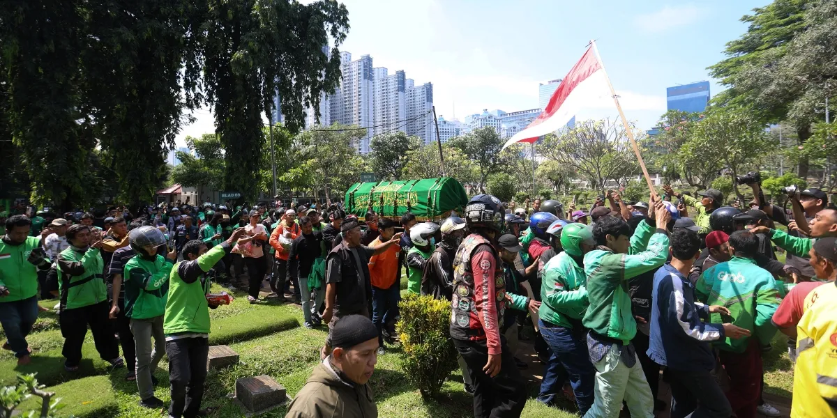 Thousands of Ojol Accompany the Funeral of Affan Kurniawan at Karet Bivak