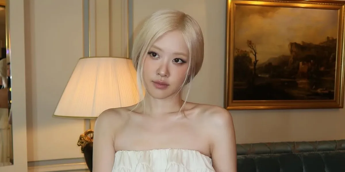 Rose BLACKPINK Bleaches Hair Roots Every 2 Weeks for 7 Years