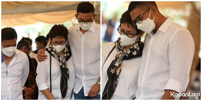 Strengthening Each Other, Touching Picture of Nurul Arifin and Melkior Mirari Hugging in Front of Maura Magnalia's Grave