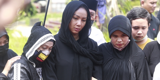 While Crying, Kalina Ocktaranny Remembers This When Bathing Her Mother's Body