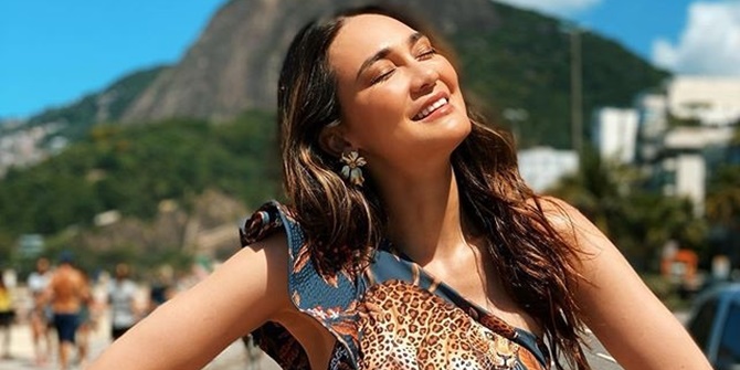 Relaxing in the Backyard, Luna Maya Sunbathes in a Hot Bikini Enjoying the Sun