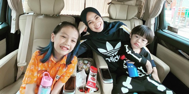 One Year at Home Because of the Pandemic, Dian Ayu Lestari Finally Takes Her Children to the Mall