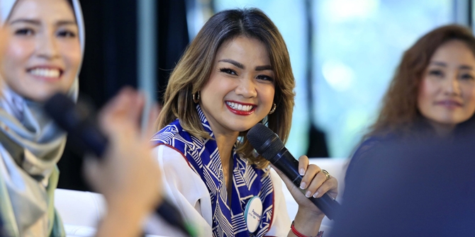 After More Than a Month of Isolation, Nirina Zubir Finally Tests Negative for Covid-19, Becomes a 42nd Birthday Gift for Her Husband