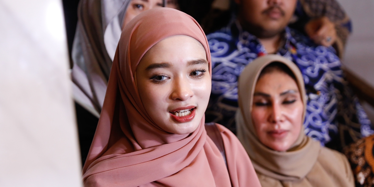 Inara Rusli Restricts and Prohibits Herself from Meeting Her Grandchildren, Eva Manurung: She Says I'm Strict