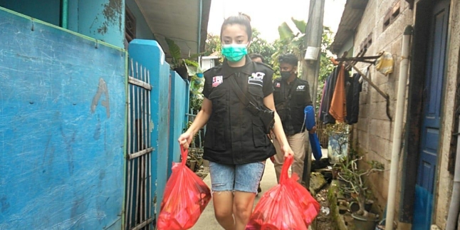 Selebgram Tasya Revina Raises Donations and Directly Distributes Aid to Flood Victims