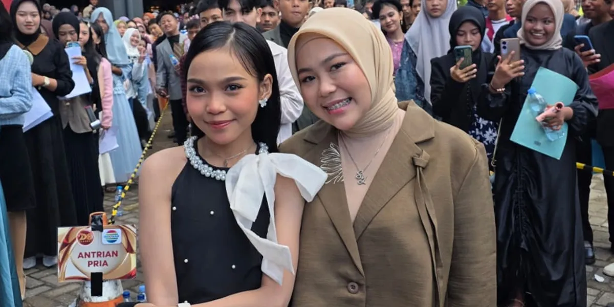 Selfi Yamma and Andi DA7 Present to Encourage Participants of the D'ACADEMY 8 Audition in Makassar