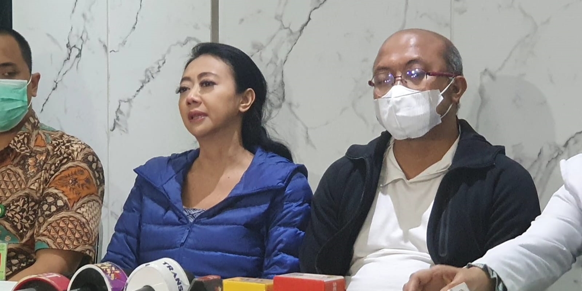 Asri Welas' Husband Tells the Chronology of Their Son's Hospitalization in ICU