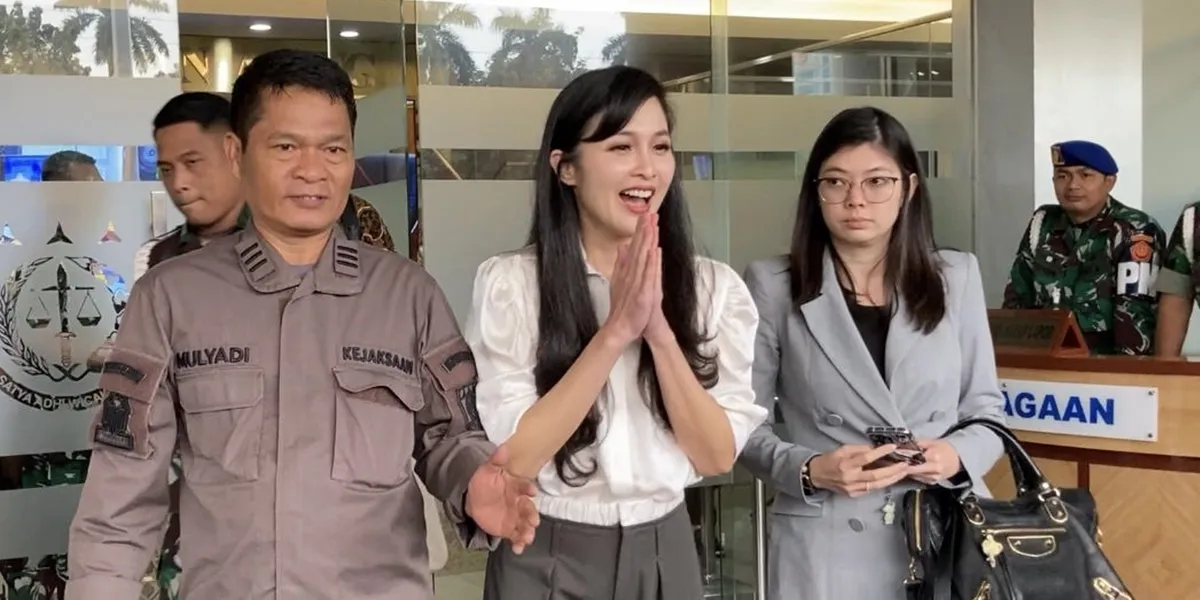 Friendly Smile of Sandra Dewi After Being Examined for Five Hours Regarding Her Husband's Tin Corruption Case