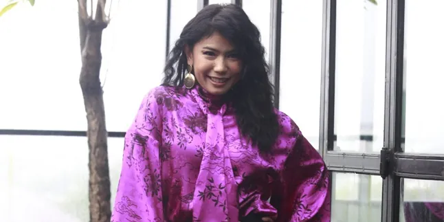 Like Going Back to the 80s, Gamila Arief, Pandji Pragiwaksono's Wife, Presents Her Latest Song Titled 'Balada Kaum Cembokur'