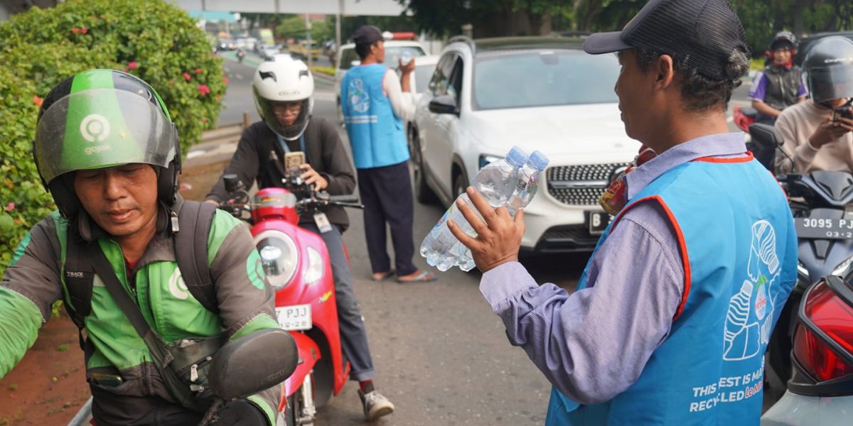 Call for the ‘New Again’ Campaign, Le Minerale Creates Vests from Recycled PET and Distributes them for Free to Street Vendors