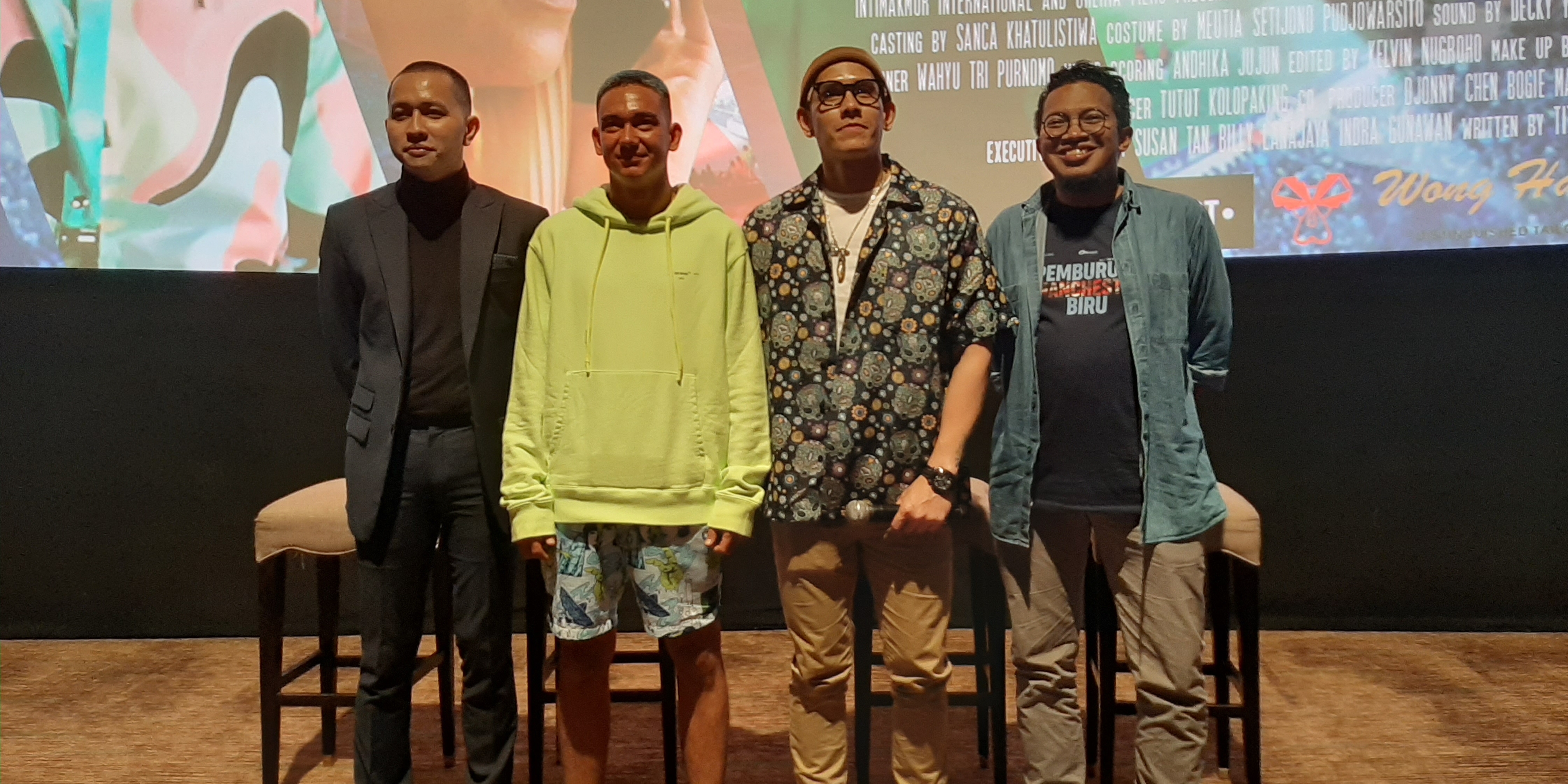 The Excitement of Ganindra Bimo and Adipati Dolken Playing PS on the Football Field in the Film 'PEMBURU DI MANCHESTER BIRU'