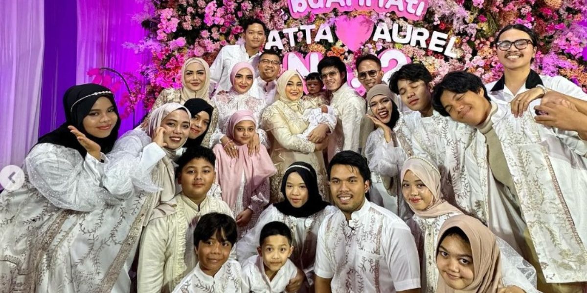 The Excitement of the Entire Halilintar and Hermansyah Family Taking a Photo Together at Baby Azura's Birth Moment!