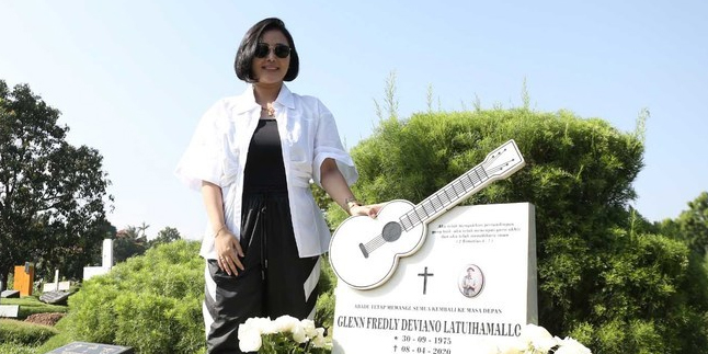 A Year After Being Left, Mutia Ayu Often Visited by the Late Glenn Fredly in Dreams