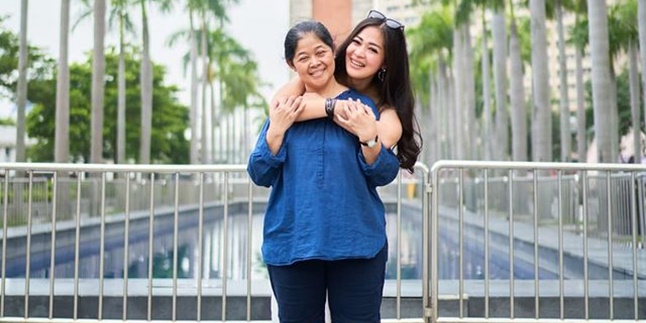 After a Year of Pandemic, Gracia Indri Finally Allows Her Mother to go to the Mall