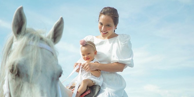 Shandy Aulia Rides Horses with Claire Like Angels, Netizens Focus on Her Flip Flops
