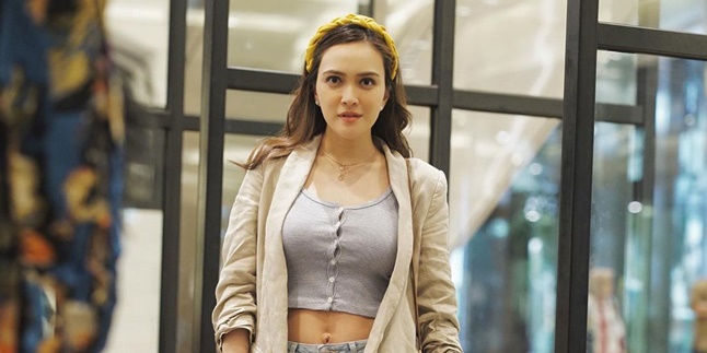 Shandy Aulia Criticized for Carrying Her Baby with One Hand