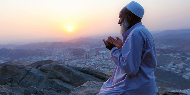 The Meaning of Sholat in Bahasa is Prayer, Along with Evidence, Requirements, and Procedures