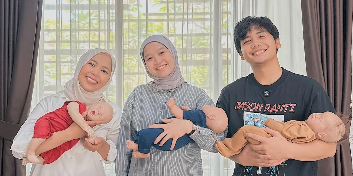 Ready to be a Father, Bintang Emon Joins Newborn Care Class with His Wife