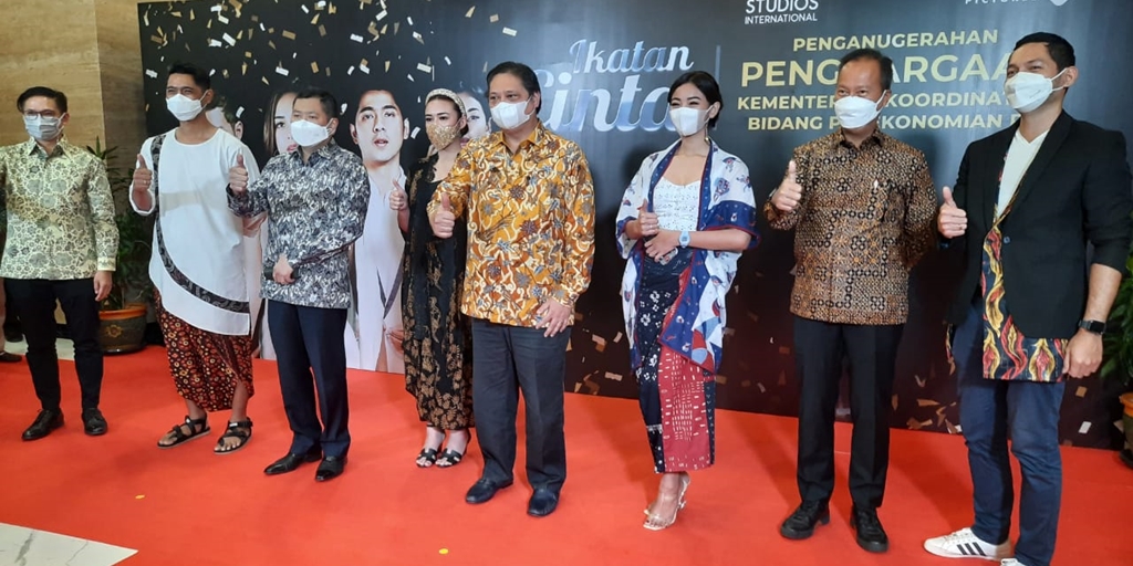 Sinetron Ikatan Cinta Receives Award from Minister of Economy Airlangga Hartarto