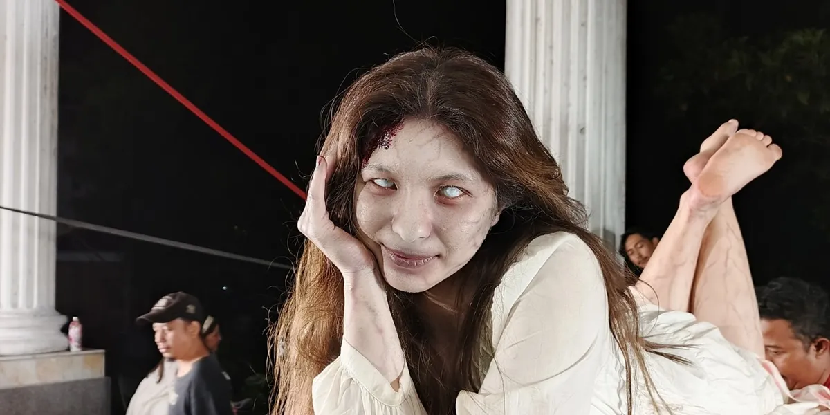 Already Dressed as a Ghost, Shalom Razade Surprised by Birthday Surprise on the Set of <em>MALAM 3 YASINAN</em>