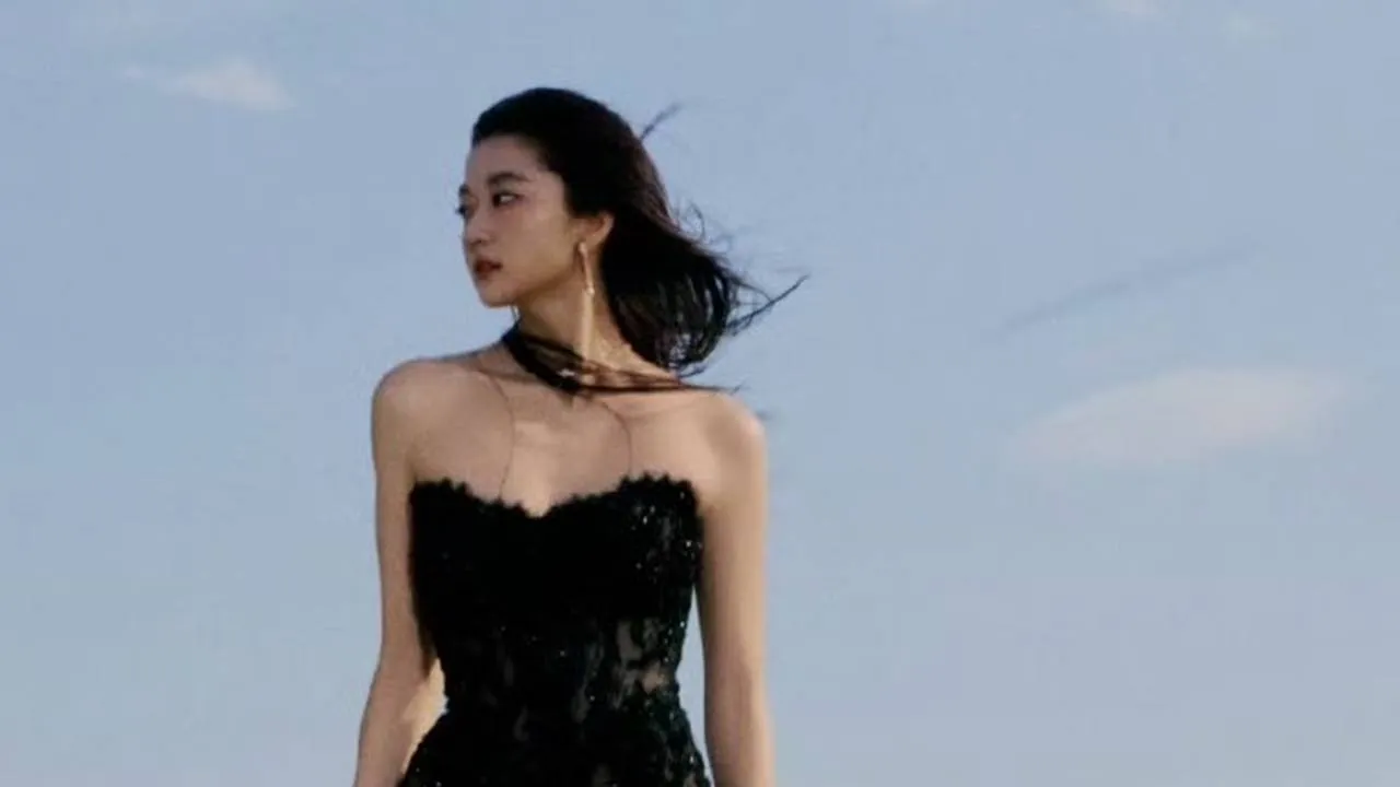 Sun Qian Anggun dengan Gaun Renda Hitam di Weibo Night 2026