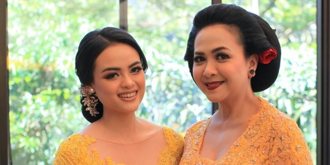 Sundari Soekotjo Collaborates with Her Beautiful Daughter to Sing the Song 'Kenangan Terindah' in Keroncong Version