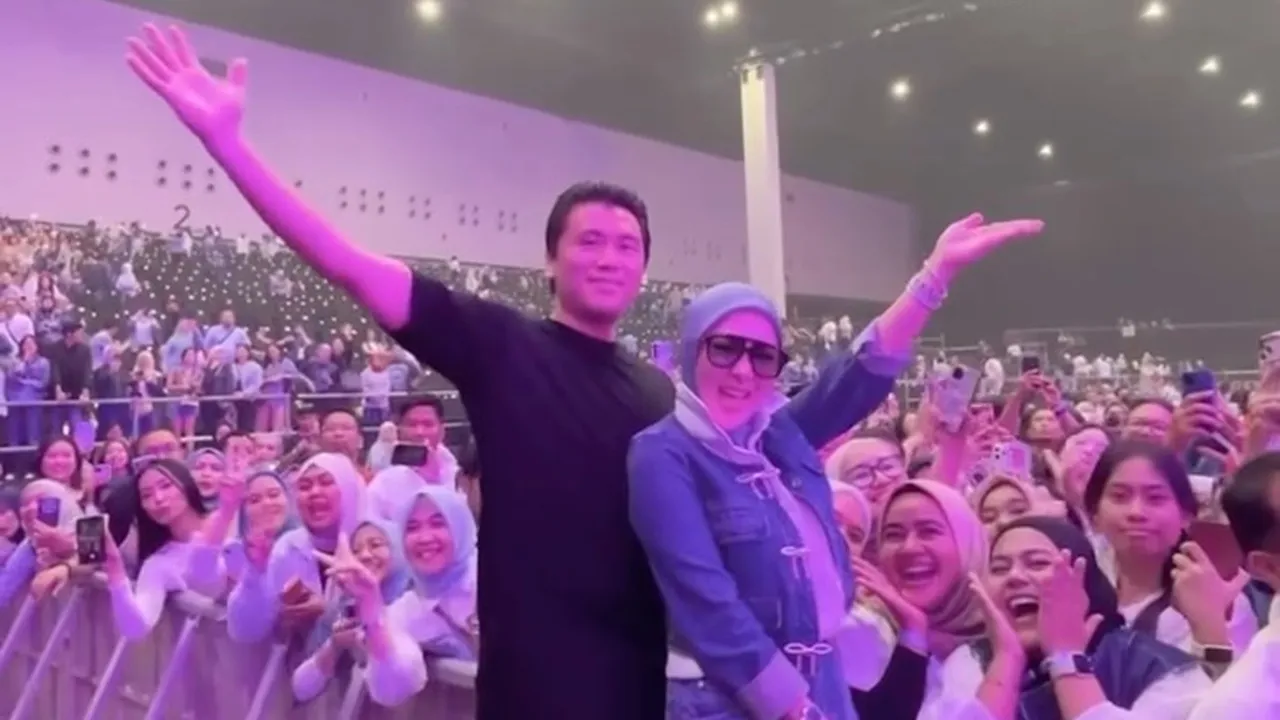 Syahrini Nonton Konser Kahitna Bersama Reino Barack, Disambut Antusias Para Penggemar