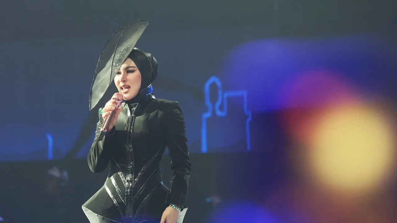 Syahrini Performs with Lesti Kejora, Returns to Work at SCTV's Anniversary