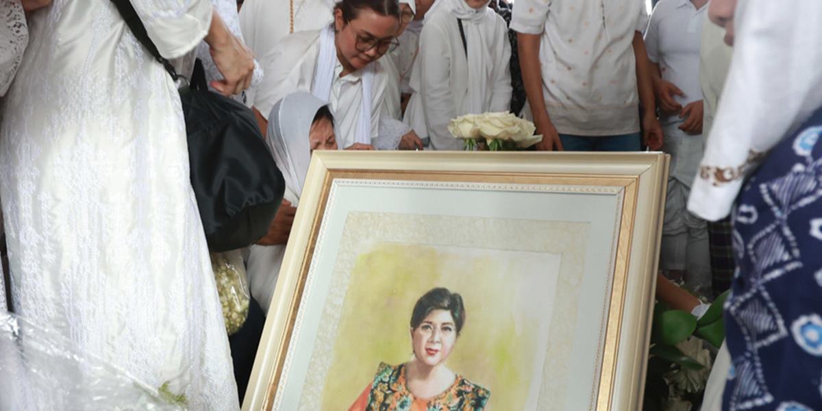 Unable to Visit as Titiek Puspa is Sick, the Youngest Sister of the Legend Feels Very Heartbroken