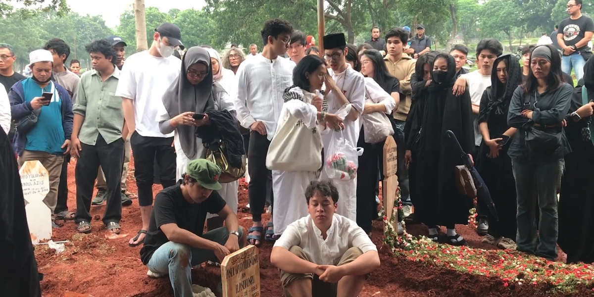 Unable to Accompany Yayu Unru in His Last Moments, Fatih Unru Weakly Lays at His Father's Grave