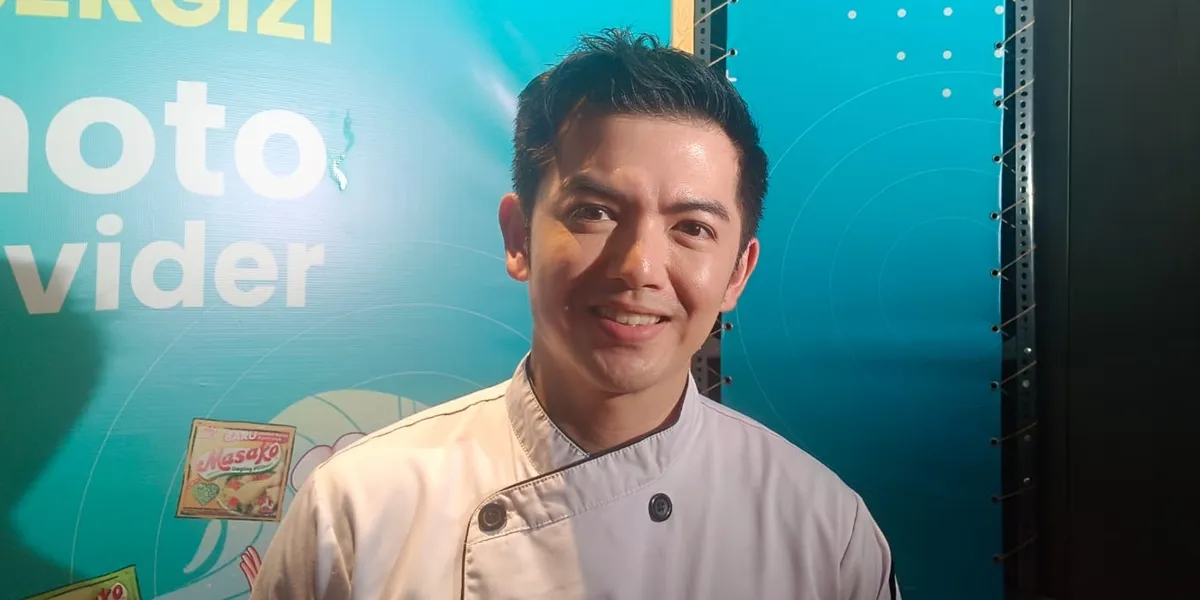 Not Just Good Looks, Nicky Tirta Comes Down from the Mountain to Teach PKK Mothers the Secret to Delicious Low-Salt Cooking