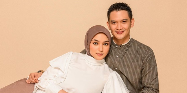 Unconcerned about rumors of her husband having a child with another woman, Citra Kirana goes on a date with Rezky Aditya