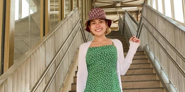 Looking 'Girly', Here's Nikita Mirzani's Style When Riding the MRT