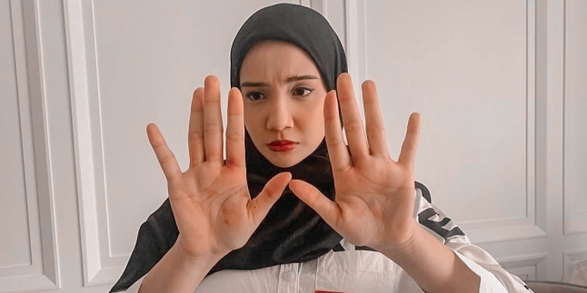 Zaskia Sungkar's Hands Experience Irritation from Washing Children's Clothes, Irwansyah Panics