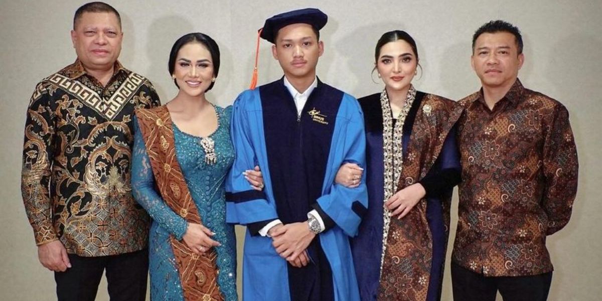 Ashanty's Response to Being Accused of Asking Azriel Hermansyah to Give Flowers to Kris Dayanti During Graduation Moment