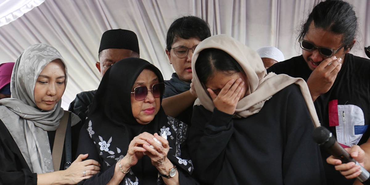 Tears from Celebrity Friends Accompany Dina Mariana's Departure at TPU Tanah Kusir