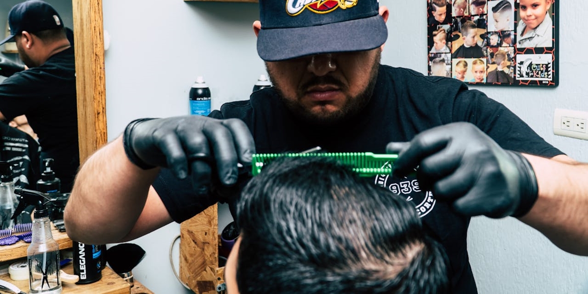 Without Looking Old-Fashioned: Tips for Styling Men's Classic Center-Parted Hairstyles That Are Trending Again