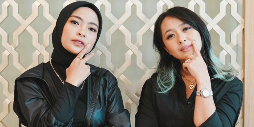 Tantri and Chua Kotak Make Gold Jewelry Accessories to Support Stage Performance