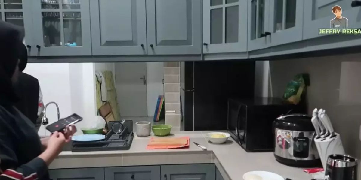 Explore the Kitchen of Putri Delina's House, an Enchanting American Classic Touch with a Tosca Hue
